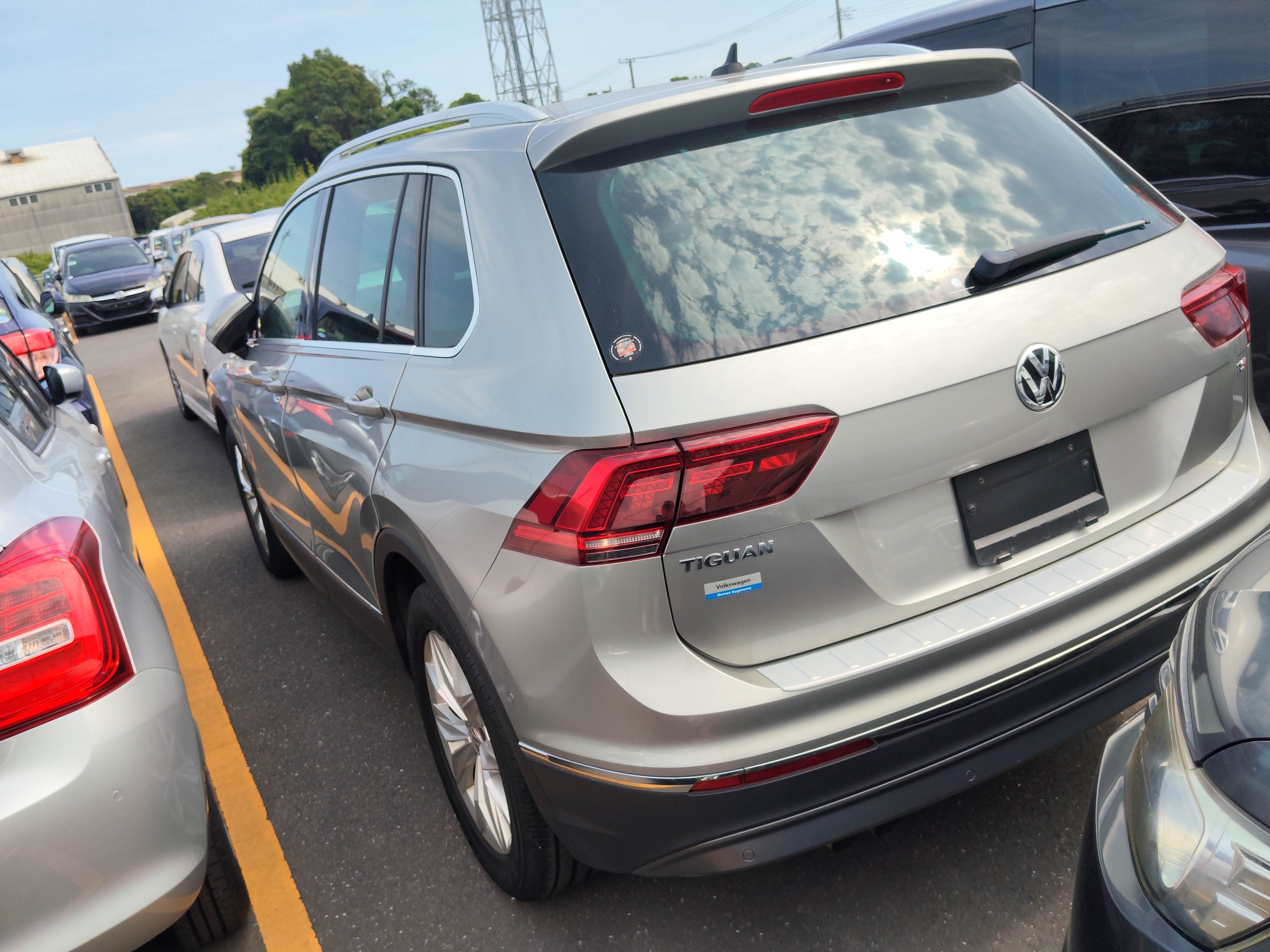 VOLKSWAGEN TIGUAN