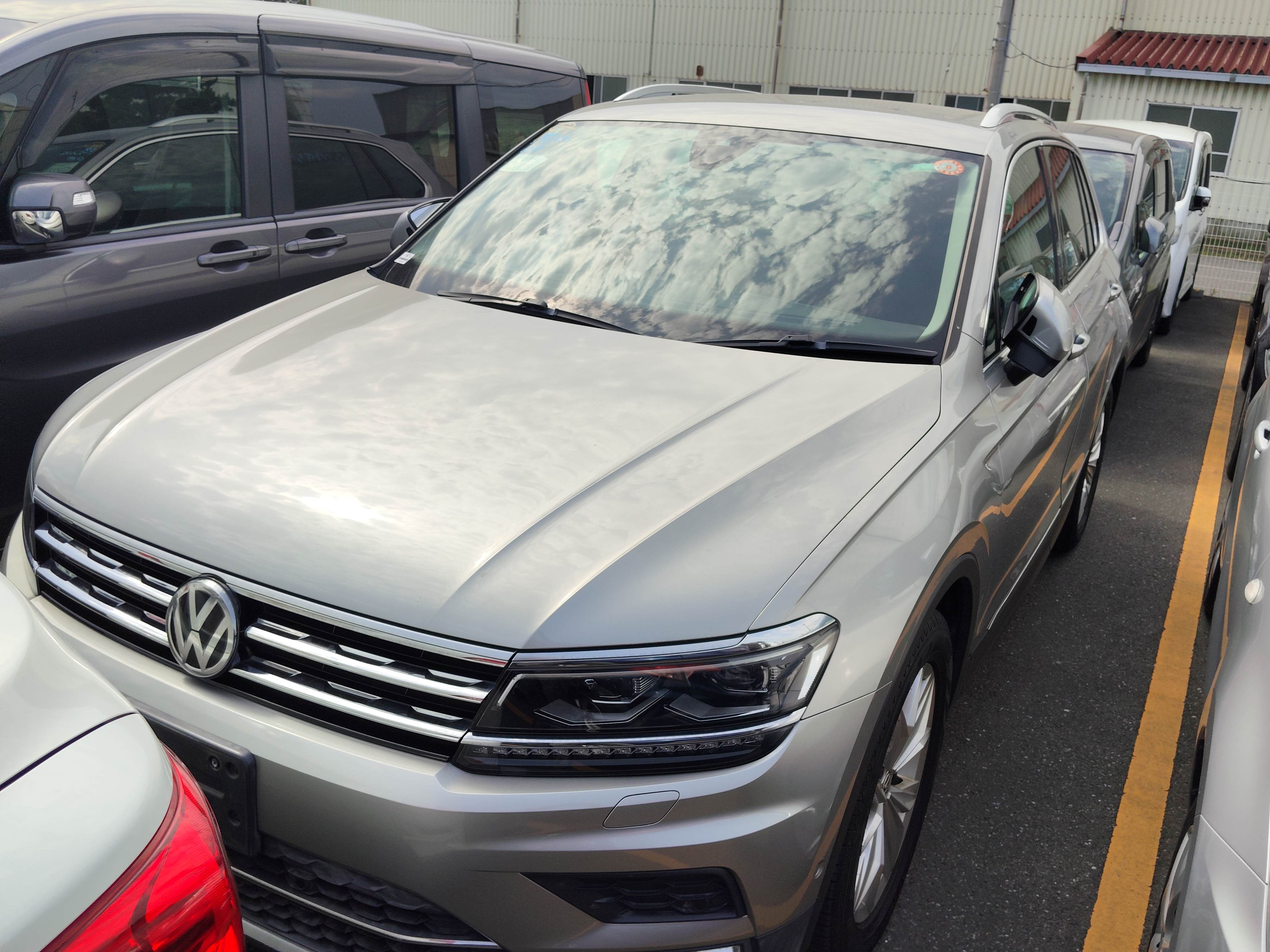 VOLKSWAGEN TIGUAN